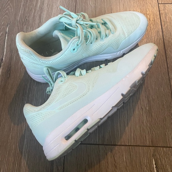 Nike’s - Picture 1 of 3